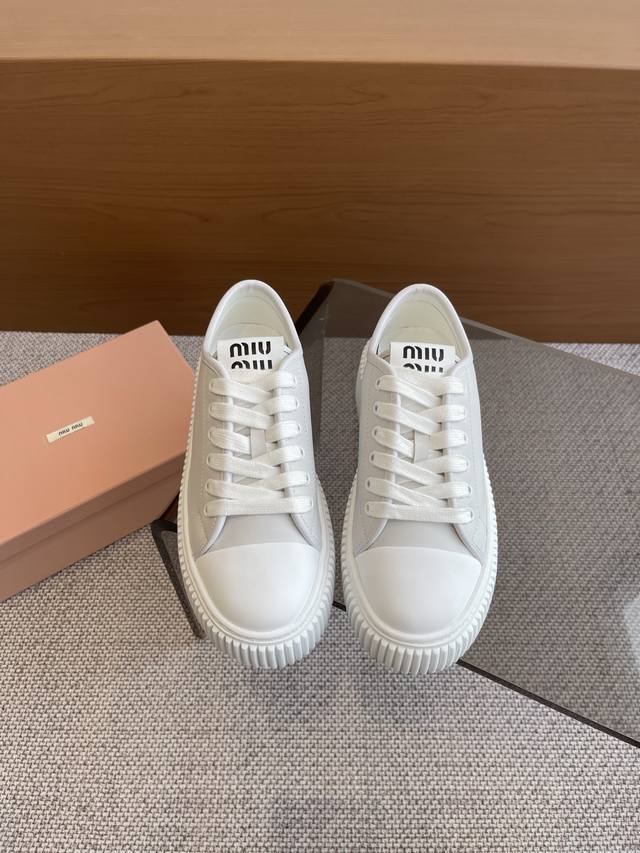 380Miu Miu 缪缪 春夏新款 厚底做旧小白鞋 简约造型，超轻发泡鞋底 脚感妥妥满分 好看又百搭 码数：35-40（40定做）