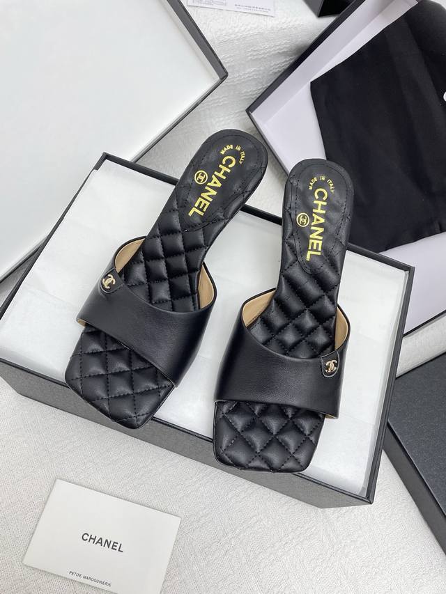 390顶级版本Chanel 香奈儿2025早春新款双C酒杯跟拖鞋 众多明星网红上脚，国内外博主刷爆的一个百搭系列，春夏衣橱搭配必备 凉鞋首选. 鞋面：进口羊皮