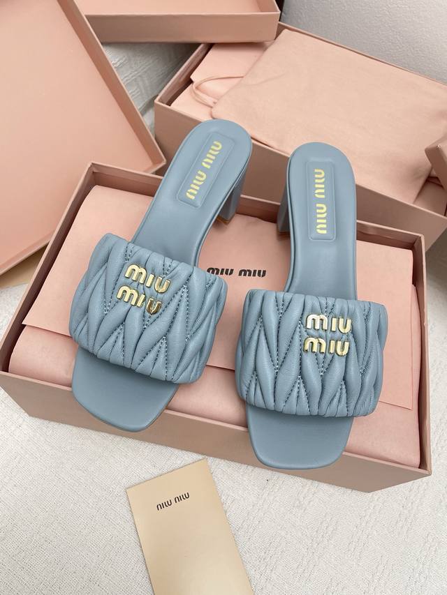 330顶级版本Miumiu Ss25 早春新款粗跟拖鞋 皱皱的皮革处理工艺是Miu家的经典手法 凸显了小羊皮的天然质感~ 让视觉更精致 材质：小羊皮 内里：羊皮