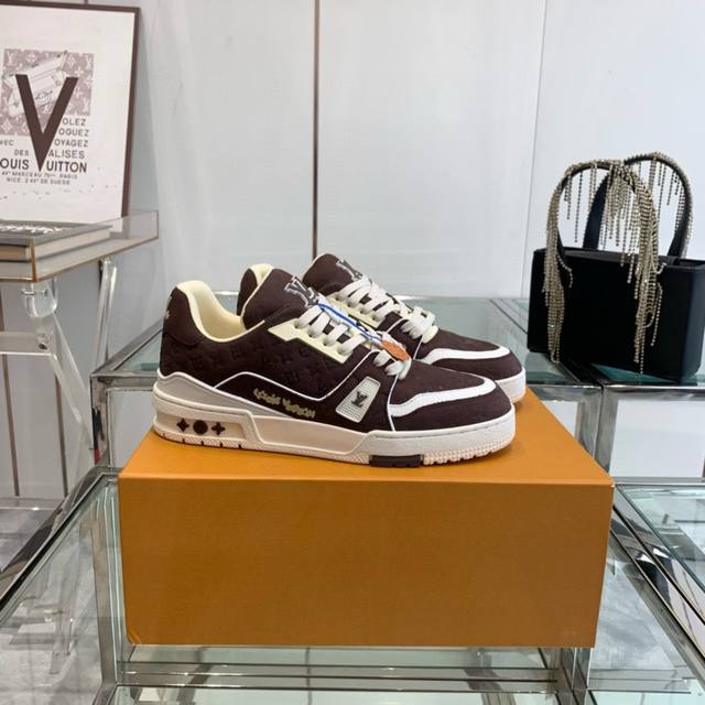 p510 X Tyler 联名款 经典压花Lv"Trainer情侣款最新限定系列休闲运动板鞋。超级玩味 超级童趣，疯狂心动 鞋面原版订制经典压花粒面小牛皮，内里