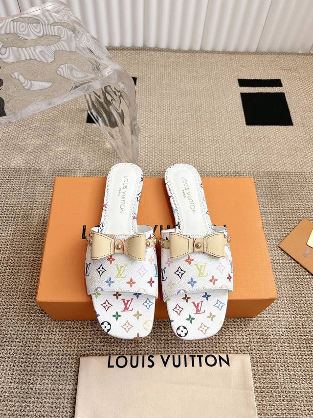 360Louis Vuitton 猫跟 平底 拖鞋 刚刚好的小猫跟，性感舒适，拉满了夏日美鞋能给的满分情绪价值 凉鞋的造型也很乖巧好看呀！ 原版开模牛仔布进口牛