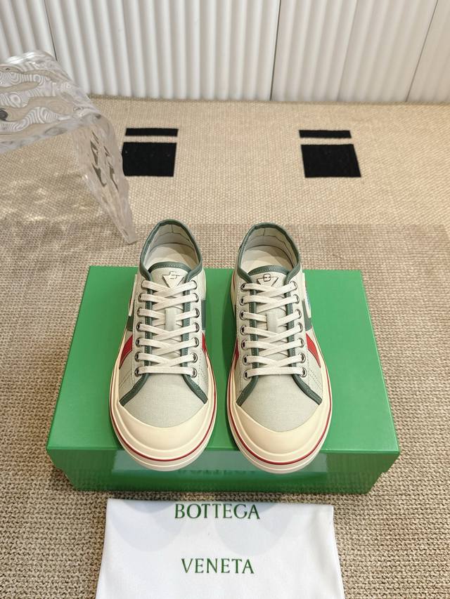330Bottega Veneta 葆蝶家 低帮休闲鞋 Bv全新的 Eliot 以复古篮为设计灵感，童趣的色彩焕发青春活力！男女同款，可以做情侣鞋穿着哦 整个透