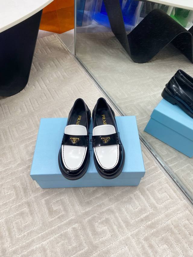 出厂380 Prada* 普拉达Ss25New Arrival～P家2025Ss新品三角扣单鞋乐福鞋 顶级品质... 经典三角标，经典鞋型，可以给予满眼的爱意