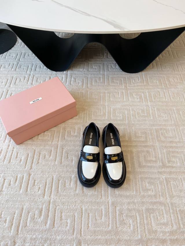 出厂380 Miumiu缪缪2024秋冬新款英伦风乐福鞋，随性而为的时髦态度,夸张地表达时光的流逝，传递曾经使用 与此刻挚爱的概念，多元对撞，传达现代风格~ 怎