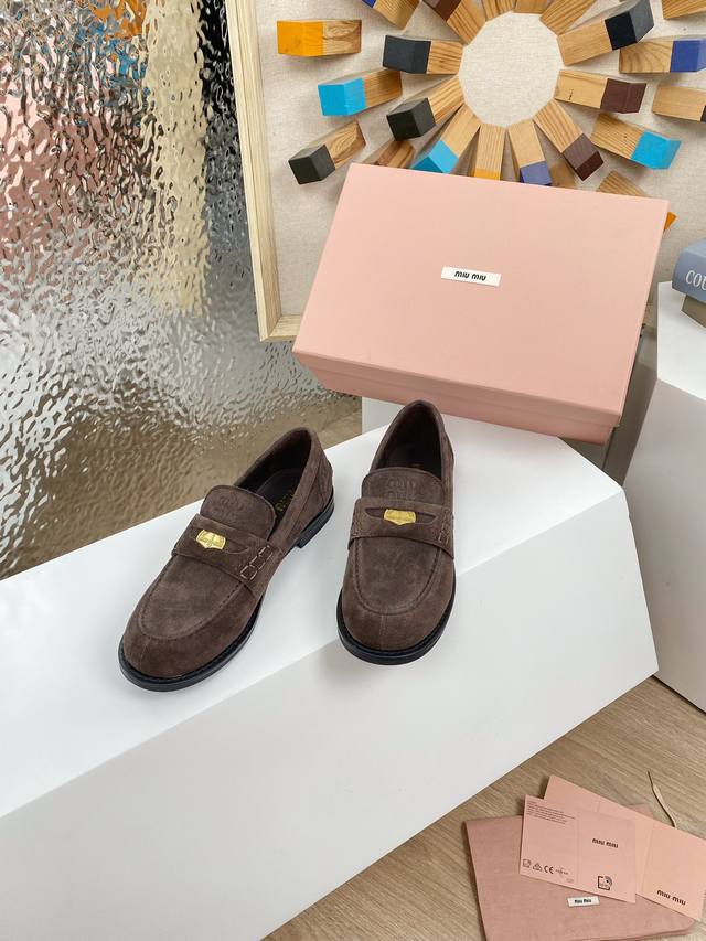 出厂价400 顶级品质 miumiu 23Fw 走秀金币乐福鞋 miu女孩们的新色乐福来啦！今年秋冬的复古做旧的新色 麂皮材质！今年Miu爆火的不要不要的！都是