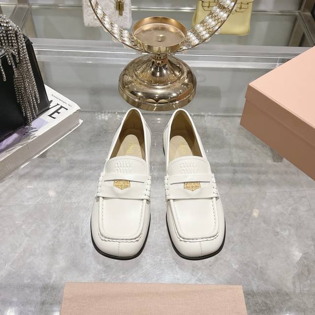 出厂380Miumiu/缪缪25Ss早春走秀新款一脚蹬懒人鞋玛丽珍芭蕾舞鞋· 官方春夏走秀新款，时髦百搭·即可咸又可甜·一点也不磨脚·无论光脚穿还是搭配袜子穿都