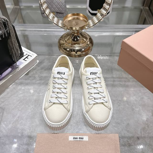 出厂价单鞋350拖鞋240Miumiu缪缪春夏走秀款饼干鞋，厚底鞋，运动鞋 简约的运动板鞋设计，极具辨识度的鞋舌，打造佛系甜美的休闲风~~上脚气场十足随意搭配，