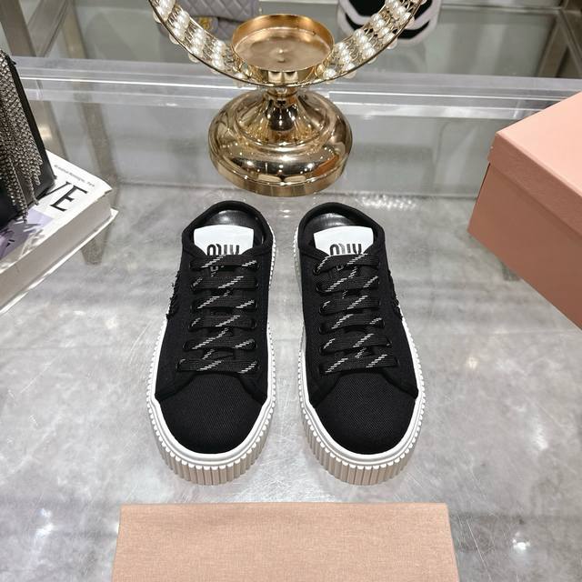 出厂价单鞋350拖鞋240Miumiu25缪缪春夏走秀款饼干鞋，厚底鞋，运动鞋 简约的运动板鞋设计，极具辨识度的鞋舌，打造佛系甜美的休闲风~~上脚气场十足随意搭