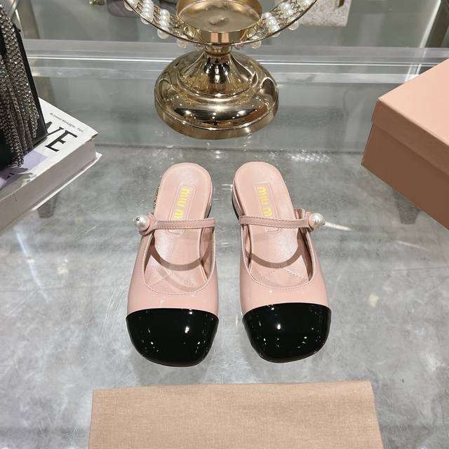 出厂350Miumiu·缪缪25Ss春夏新款玛丽珍半拖鞋 miu家个性设计非常百搭. 双色搭配上脚果然更惊艳~而且高度也太适合我了. 穿着不累脚。 鞋面：进口漆