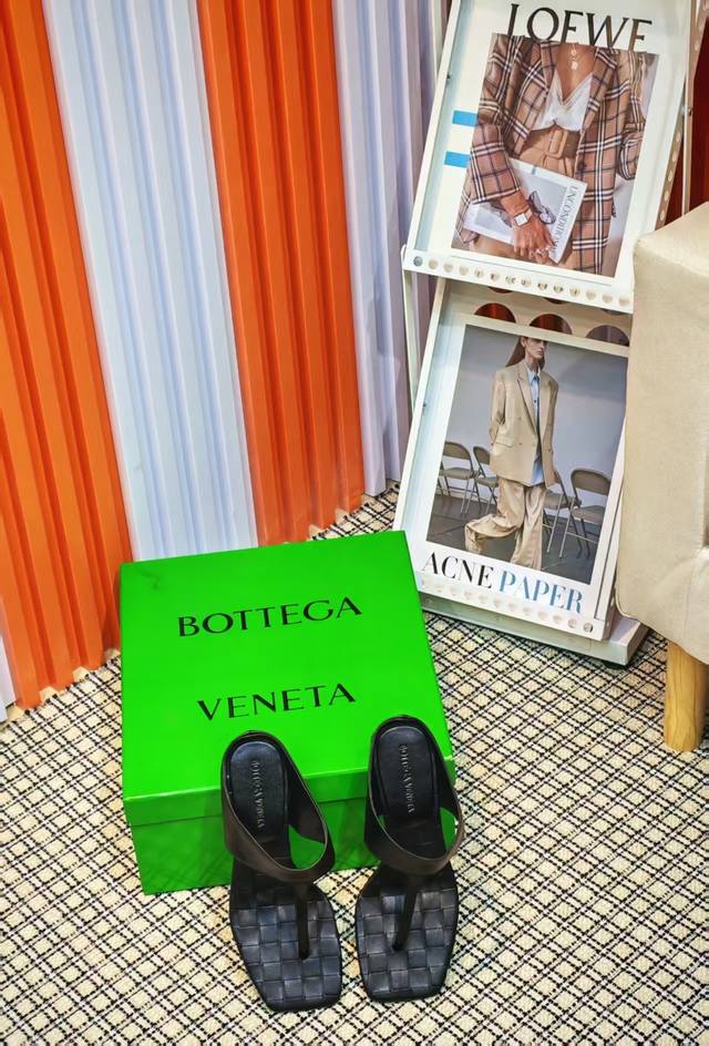 bottega Venet* ————————— 最新最经典编织高跟凉鞋！Ins&小红书巨多网红明星上身！上脚超性感！真的太美了！这款哑光的鞋面超有高级感！高