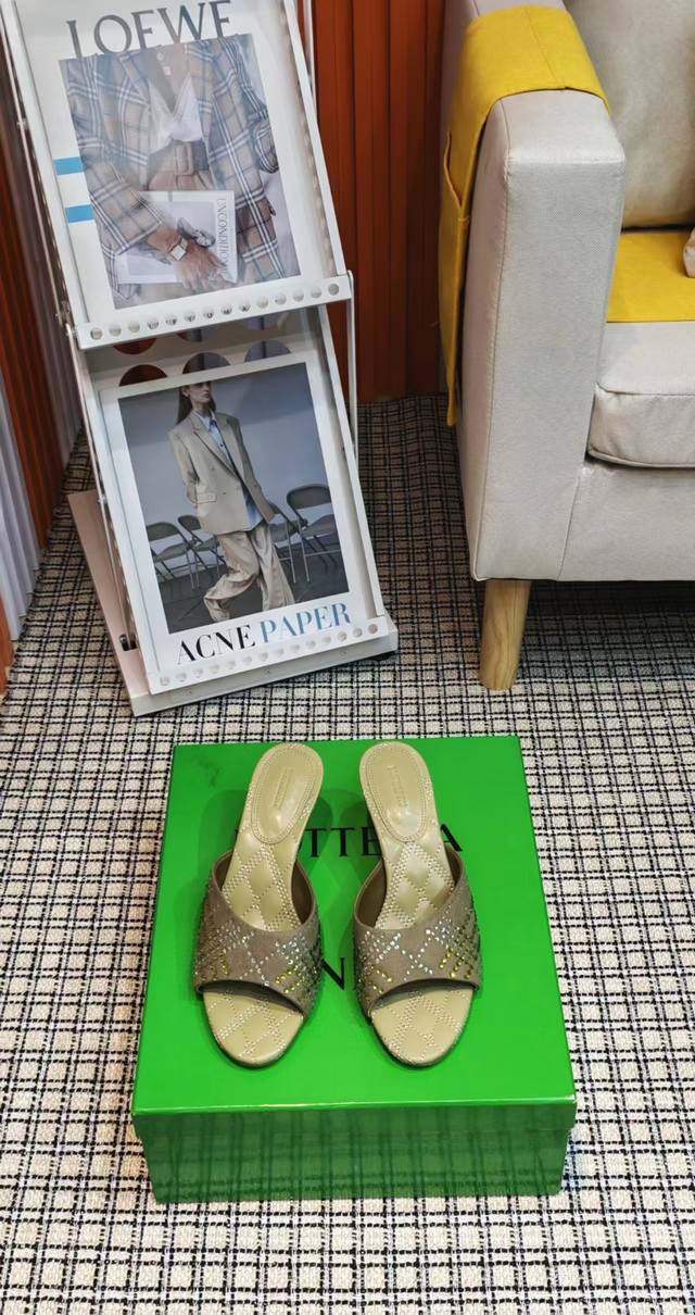 bottega Venet* ————————— 最新最经典编织高跟凉鞋！Ins&小红书巨多网红明星上身！上脚超性感！真的太美了！这款哑光的鞋面超有高级感！高