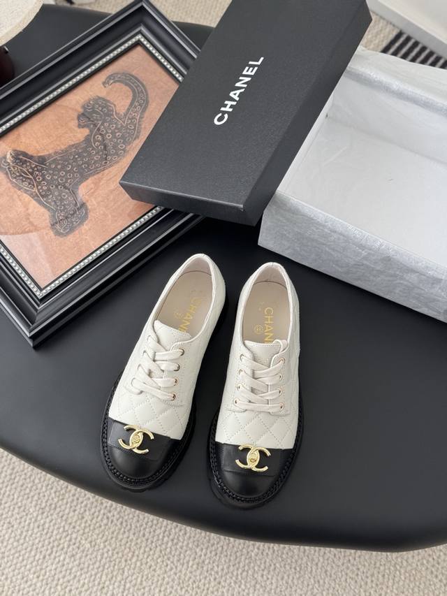 p420 Chanel 小香25K新品单鞋 原版1:1复刻 经典中的经典 无论搭配裤装还是裙装都是完美 小圆头的设计很好的修饰脚型 小仙女们必备！ 鞋面采用进口