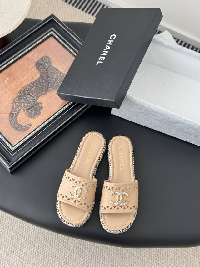 p360 Chanel 25C春夏新款双C扣拖鞋 全系列首发 专柜有的我都有！ 高版本高品质 鞋面牛皮 内里羊皮 真皮大底 size:35-39 其他码数定