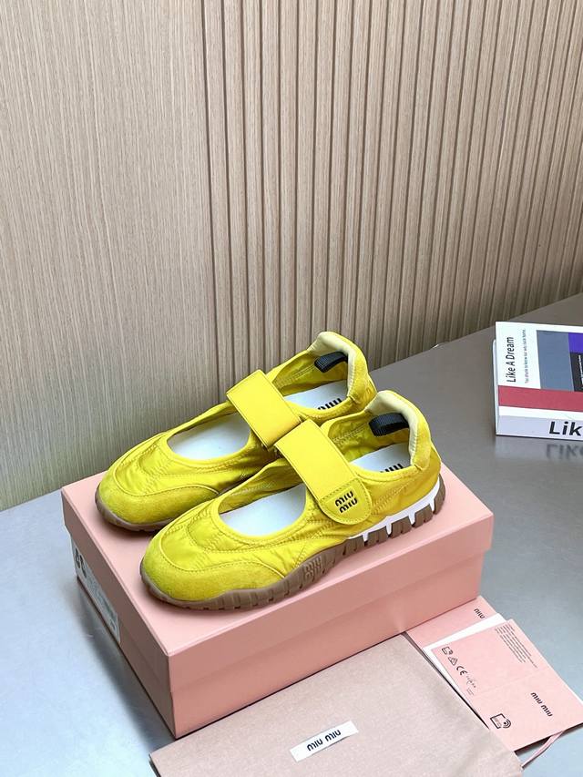 p350 miumiu缪缪春夏最新走秀款玛丽珍休闲鞋/运动小白鞋 国内外博主刷爆的一款，小红书种草系列，复古又时髦上脚美炸了 简约的运动板鞋设计，极具辨识度的L
