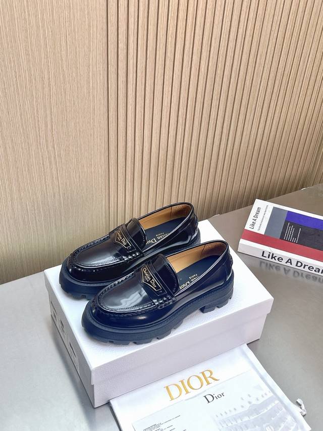 顶级版本P460 dior 迪奥25春夏新款超轻乐福鞋——全新大底厚底 版面力求打造时尚经典单品 巴黎时装周第一场分量十足的大秀场打造的新品 灵感由D主设计师巧