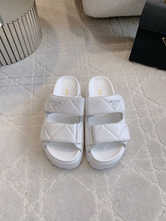 出厂价350 Prad*新款魔术贴厚底凉拖鞋 经典Logo装饰尽显精致 厚底设计拉长腿部线条 脚感超级柔软舒适 鞋面小羊皮 内里垫脚羊皮 原版开模大底 底厚6C