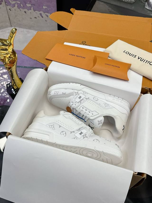 新颜色：P470（飞机盒10） 原版开发 品质出货 欢迎对比 ——Lv板鞋系列 lv Trainer Maxi运动鞋将成衣系列的宽松廓形引入Virgilablo