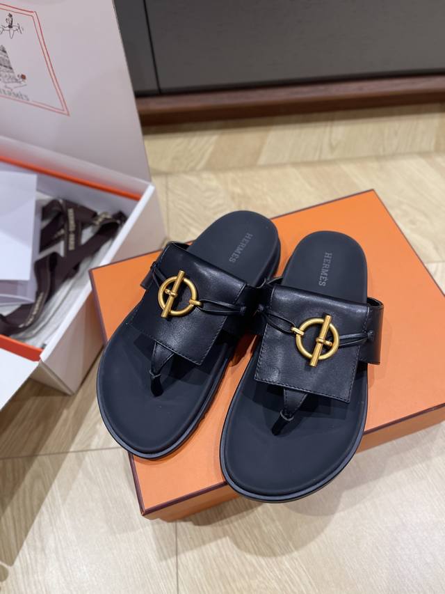 顶级品质P430 hermes Ss25 New Arrival～ 爱玛仕春夏新配色Joyce夹趾拖鞋 鞋面大面积挡住脚背 超显瘦～经典Joyce扣装饰，慵懒高