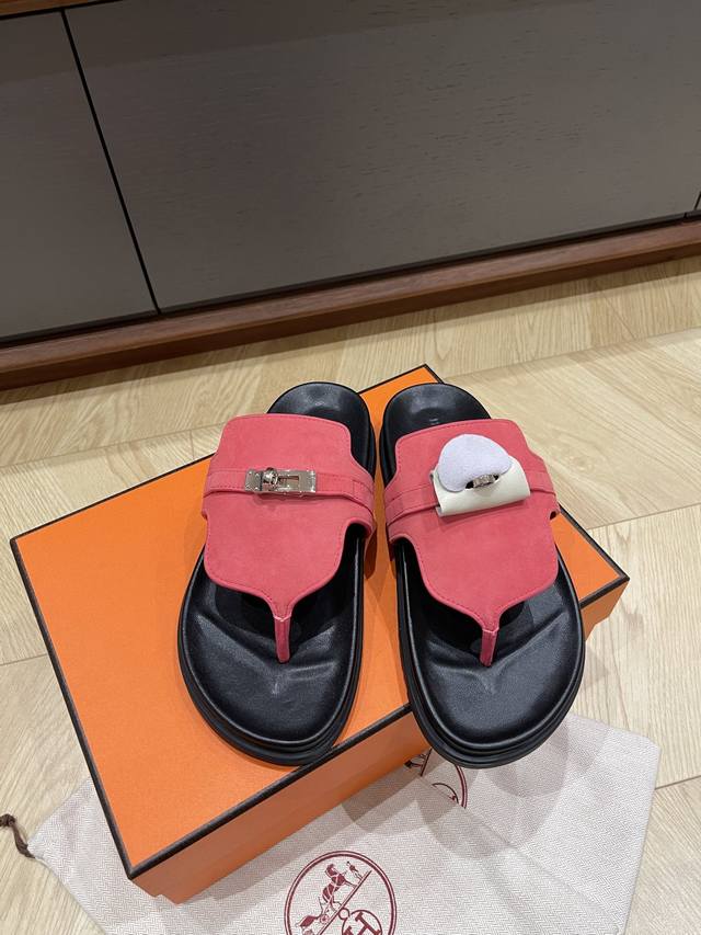顶级品质P430 男码+10 hermes Ss25 New Arrival～ 爱玛仕春夏新配色Kelly夹趾拖鞋 鞋面大面积挡住脚背 超显瘦～经典Kelly扣