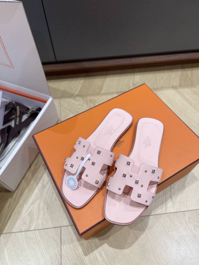 顶级品质P430 hermes Ss25 New Arrival～ 爱玛仕春夏新配色｜经典Oran拖鞋 h家的配色好丰富呀！每年都会更新～ 基础色和今年爆款新配