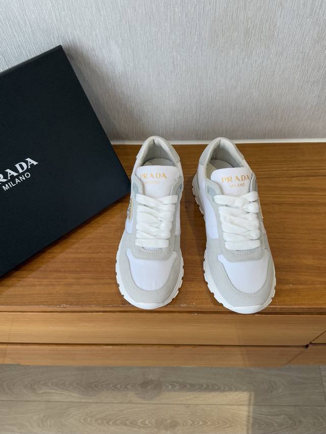 顶级品质P390 prada Ss25 New Arrival～ p家春夏三角标休闲运动鞋新品 牛绒面拼接太空布设计+三角标饰以点缀， 细节满满 鞋型很时尚，上