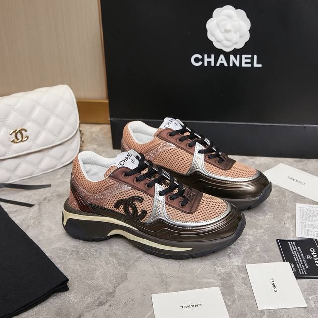 p400 chanel香奶奶2023专柜顶级休闲款运动鞋 这款经典设计；鞋面多种工艺电绣的风格；大底却时尚运动；不平凡的拥入了多种配色元素…… 多元化混搭非常好