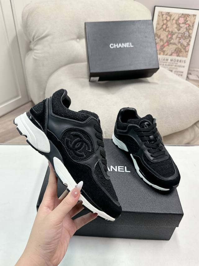 p420 chanel香奶奶2024专柜顶级休闲款运动鞋 这款经典设计；鞋面多种工艺电绣的风格；大底却时尚运动；不平凡的拥入了多种配色元素…… 多元化混搭非常好