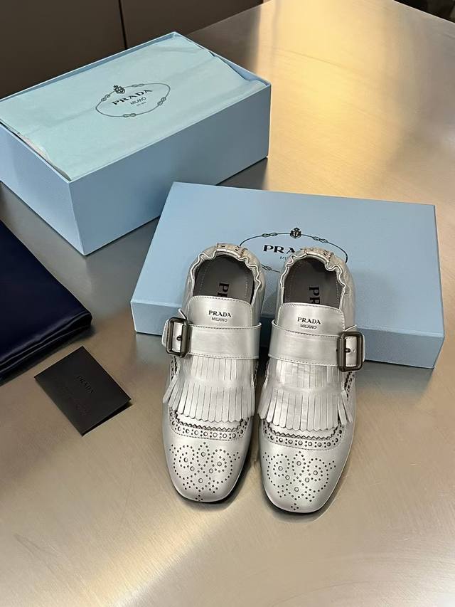 出P350 普拉达【Prada】2025春夏走秀款复古流苏乐福鞋 时髦精的狂爱，走秀款 整个鞋子采用原版1：1做旧工艺，鞋头采用复古镂空设计流苏点缀[爱心]复古