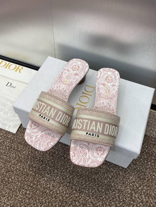 工厂价平底P270 高跟P290 迪奥 Dior 2025春夏新款一字拖拼色女鞋 Cd字母Logo立体刺绣圆柱跟凉鞋 方头粗跟果冻色露趾拖鞋 市面顶级版本 材质