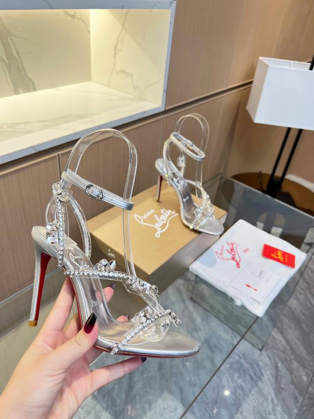 p360 christianlouboutin/路铂廷 | Cl红底鞋Just Queen春季女士水晶高跟凉鞋，设计精致优雅，窄长的鞋跟为足部提供舒适承托，三条