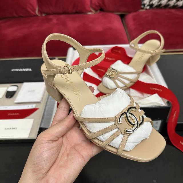 杏色 上新啦Chanel 香奈儿 新品 三色凉鞋 原版五金扣 全系出货中 35-40 P380