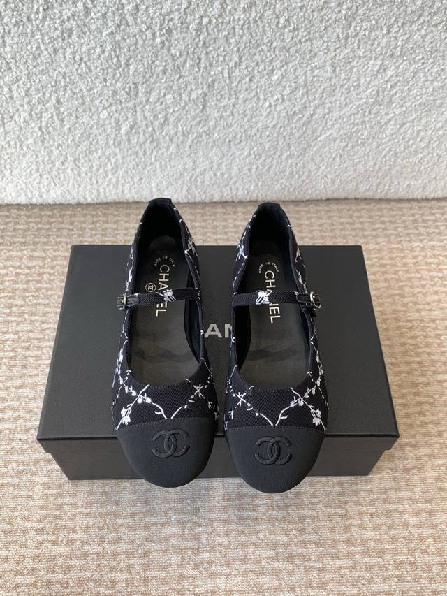 p380Chanel小香 25Ss 春夏鞋头电绣双C Logo点缀，芭蕾舞鞋 宛如女神脖子上的项链，上脚包裹性非常好，上脚跟显瘦，真的是超级精致！ 复古的玛丽珍