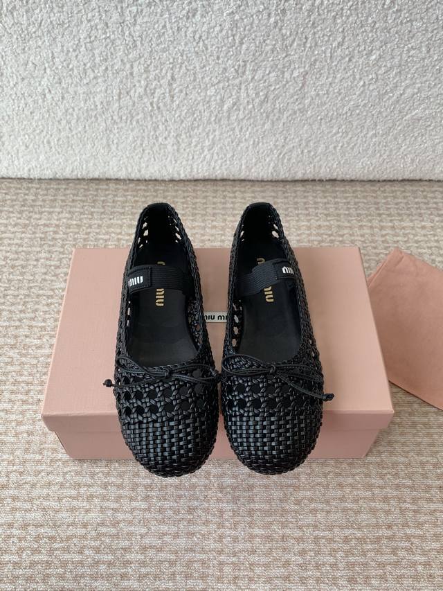 p400Miu Miu 缪缪 25Ss 春夏季新款 网面芭蕾舞鞋 缪家以芭蕾的灵动意韵融于日常. 以现代笔触刻画舞鞋经典轮廓！ 超软的网面款芭蕾舞鞋. 从经典日