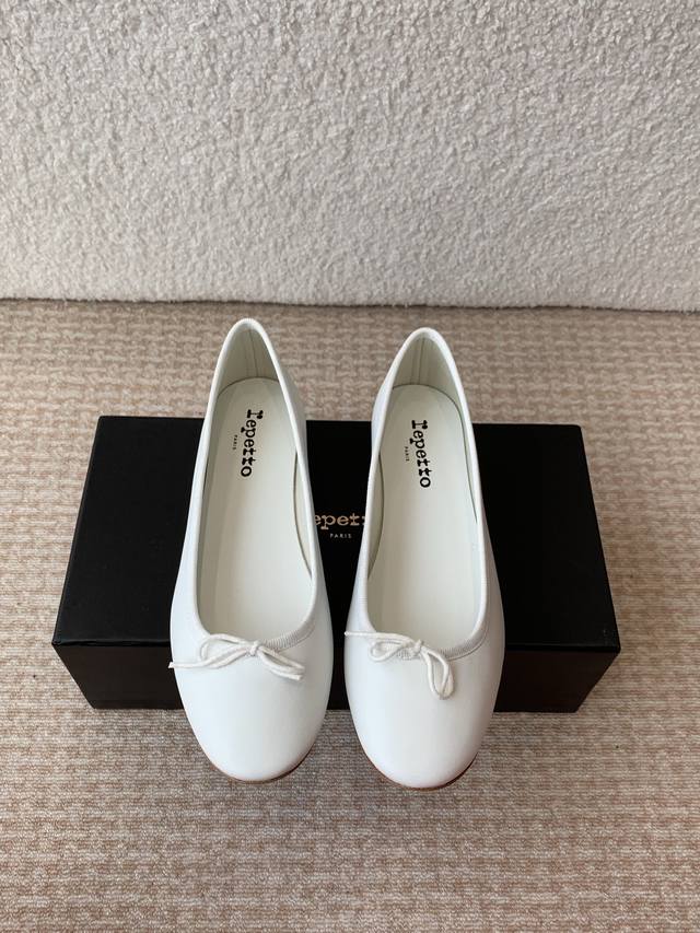 p340Repetto 25Ss 春夏 平底芭蕾舞鞋 单鞋 鞋头和鞋垫里面 上脚脚感舒适显瘦 配啥啥好看哈！仙女们冲 限量款 鞋面：进口绵羊皮 内里垫脚：羊皮