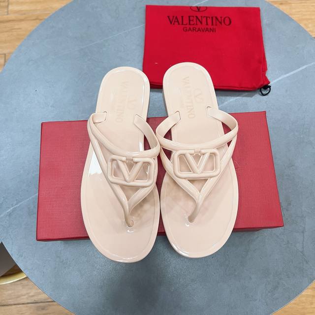工厂价100元 华伦天奴/Valentino 2025年平底凉鞋。拖鞋，女鞋！ 尊重设计的高端，采用意大利设计原稿，耗费6个多月研发，十多万做出模具。造就完美鞋
