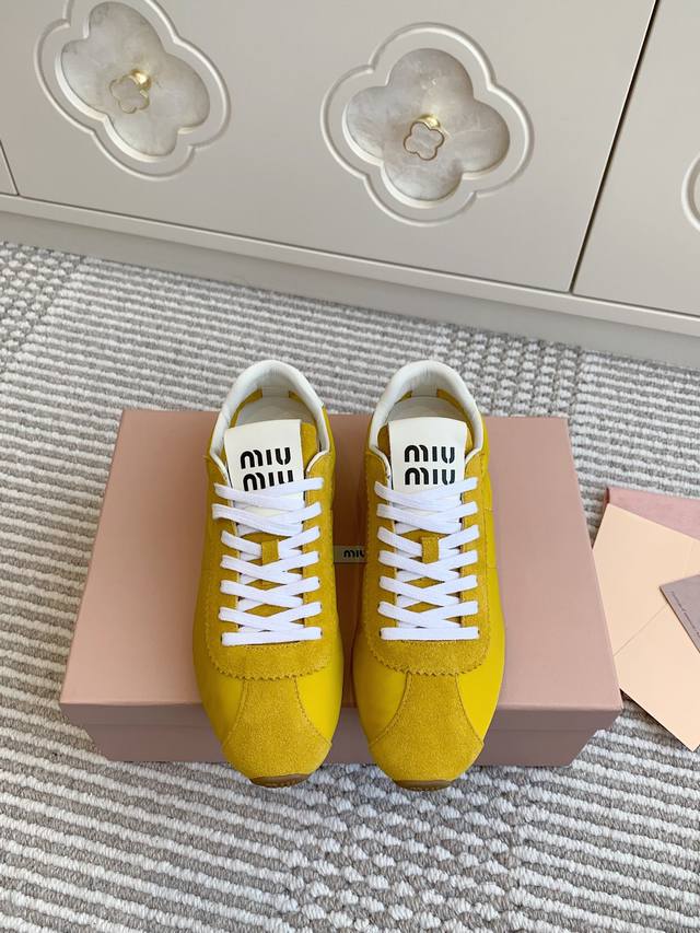 批330 miumiu缪缪·超软德训鞋经典火爆款运动鞋·暴走不累 好看又时尚 顶级品质 今年的Miu开了挂啦 每个都特别好看！小白鞋今年主推款 简约高级 随意搭