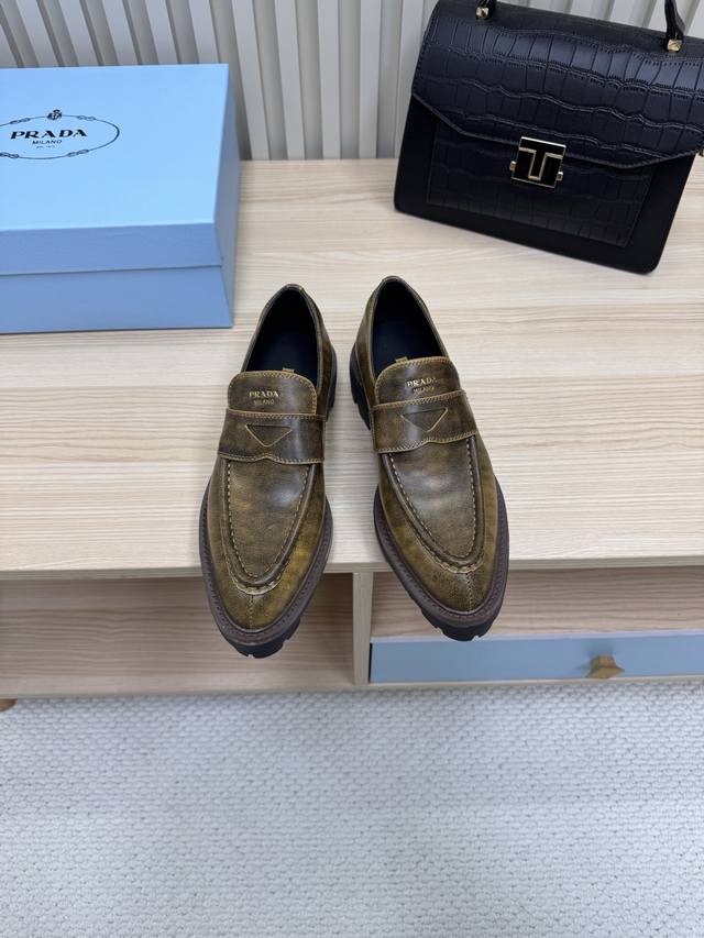 380Prada 普拉达 25/最新尖头乐福鞋 | 时尚与品质交织 这次的情侣款乐福鞋更是宝藏单品。鞋面甄选进口搽色牛皮，触感细腻，自带高级质感，光线下尽显低调