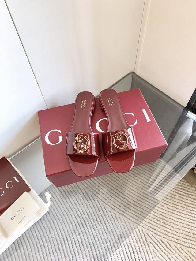 出厂价340、 2025早春双G钻扣平底拖鞋 作为Gucci设计传承的杰出代表，Jordaan系列饰马衔扣乐福鞋生动彰显经典优雅格调。这款鞋履采用品牌标志性字母