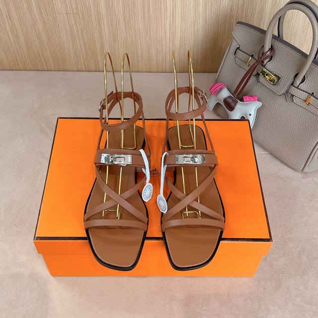出厂价440Hermes 爱马仕 June 凉鞋系列———————————时尚又百搭 超级舒服 每个细节都做到极致 打造简约造型 可谓夏日良伴 原版Swift小