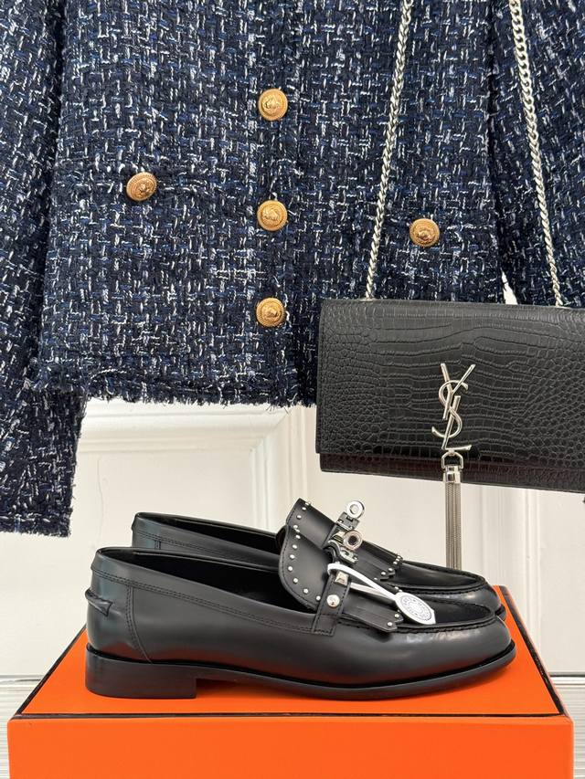 顶级版470 hermèS/爱马仕经典流苏Kelly扣乐福鞋 超级百搭款 鞋型很秀气 修脚型 耐看又精致 气质女人的首选 颜色很复古 秋冬搭配很好看 简单大气