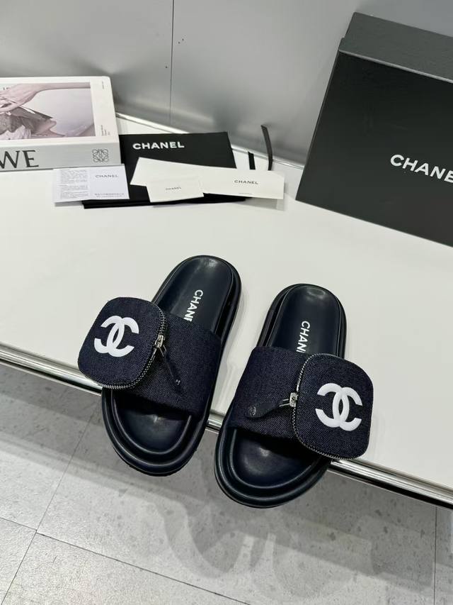 出厂P300。Chanel小香2025爆款 浮雕Logo 压花 凉拖鞋 本款 Pool Pillow Comfort 平底凉拖取材科技织物，以高频压印技术重绎