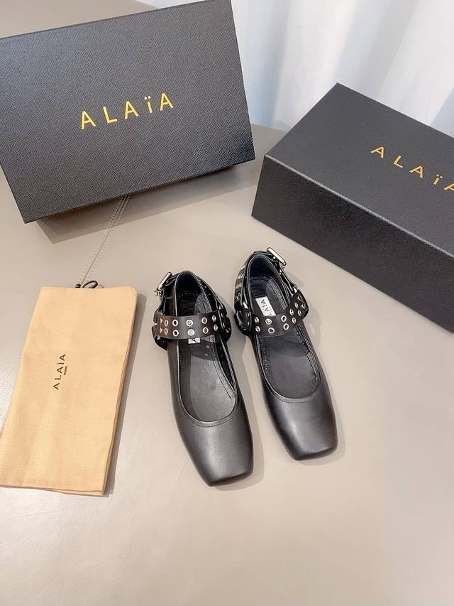 顶级品质P400 ss25 Alaia |方头芭蕾舞鞋 金属洞洞眼设计感十足，一字搭扣又增添了可爱的氛围。非常适合甜酷风女孩！ size 35-41（40-41