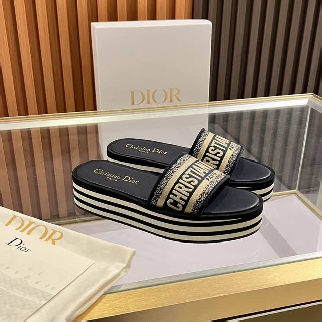 dior最新高品质刺绣拖鞋、出厂Pp310 - 手工刺绣工艺，耗时匠心打造 - 小羊皮内衬，透气柔软 - 防滑橡胶厚底，轻盈缓震 - 35-40码 （41定制）