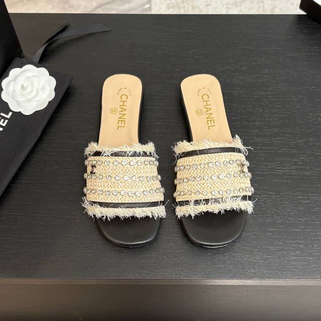 380 chane*｜小香25C春夏新品 水钻双C一字带平底拖鞋 好仙被这双珍珠拖鞋的美貌折服了 上脚就自带温柔滤镜 优雅仙♀本仙了 鞋面的珍珠点缀又仙又精致！