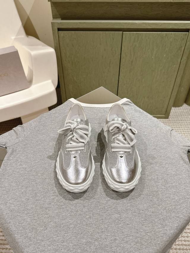 460 | 225 jimmy Choo*最新休闲鞋，专柜主打系列！代购级别！面料选用原版一致牛皮豹纹元素，搭配Jc元素的珍珠刺绣襄钻工艺，绝绝子的系列组合！上