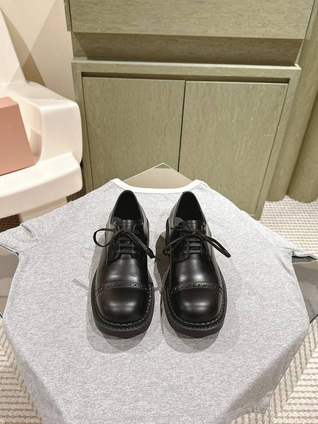 390 miumiu | 225 缪缪英伦简约风机车乐福鞋粗跟圆头中性十足！百搭款 怎么穿都好看今夏时髦精最爱 看起来不怎么舒服 上脚超级舒服 超级重工，鞋面激