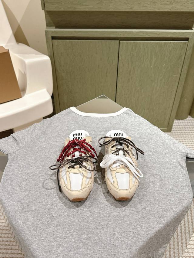 拖鞋390 单鞋420 | 225 #联名运动鞋酷毙了！大秀上曝光了与New Balance 的全新联名企划 以530为蓝本设计，鞋面以皮革和麂皮拼接打造十分有