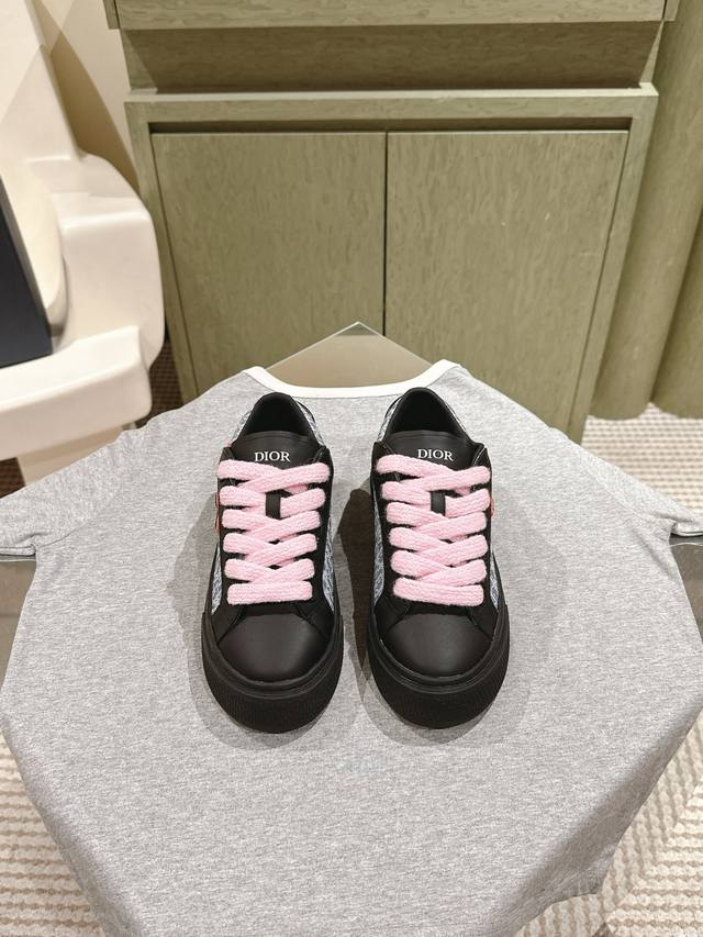 400 情侣款 # 迪奥新款One系列 小白鞋 休闲 运动鞋 板鞋 原版购入开发 做货 本季新款 Dior One 运动鞋时尚现代，彰显 Dior 的精湛工艺。