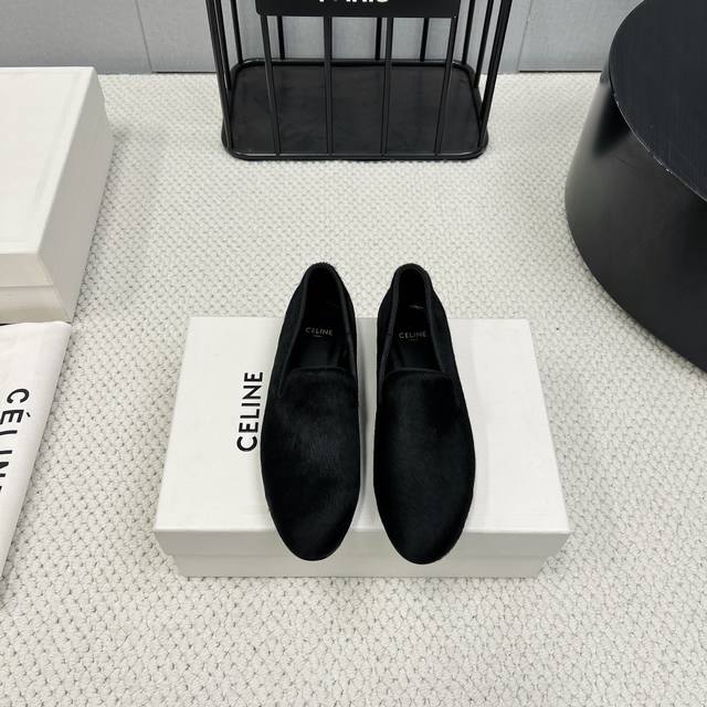 出厂：370 《高版本》 celine 2025Vs【圆头平底单鞋】 夏季季搭配袜子，简直绝绝子了复古的点上带上了满分时髦感颜值绝原版购入开发，依旧最高输出，还
