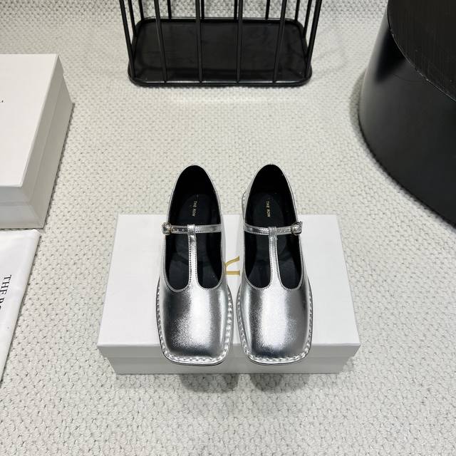 出厂:380 《独家顶级版本》 the Row小众潮牌25Vs春夏新款系列…… 【方头平底单鞋】 原版一比一打造舒适度、包裹性都比较好。个性十足，很好驾驭各种风